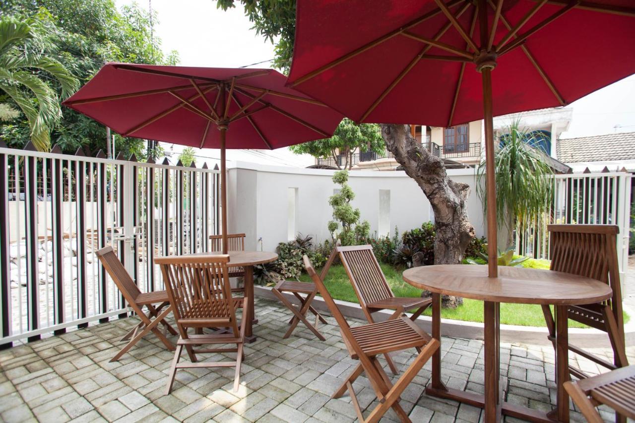 Hôtel Reddoorz @ Wiyung 3 à Sorabaya Extérieur photo