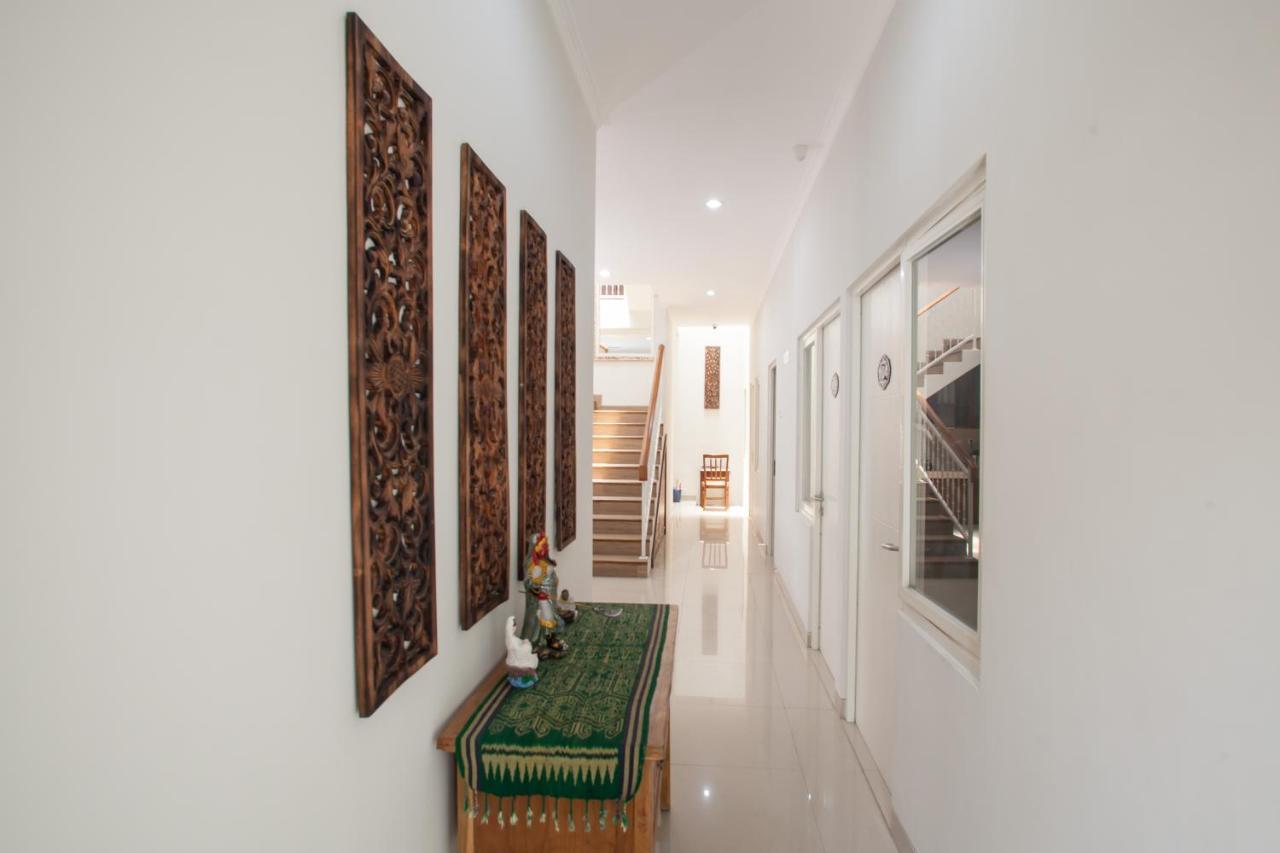 Hôtel Reddoorz @ Wiyung 3 à Sorabaya Extérieur photo